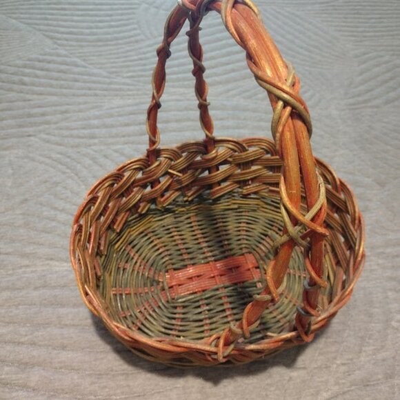 Christmas Red and Green Vintage Rustic Farmhouse Large Wicker Basket with Handle - Picture 1 of 7